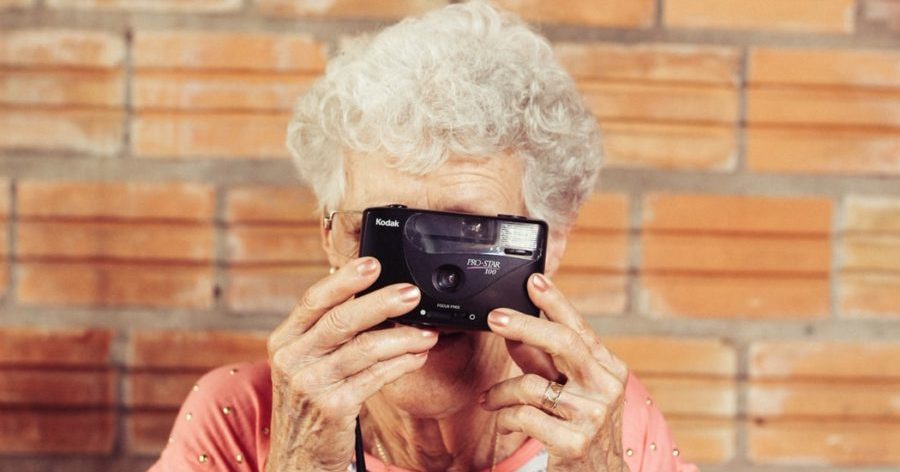 La atención a personas mayores: 4 maneras mantenerse feliz en pleno aislamiento