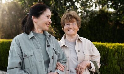 Beneficios de pasear personas mayores