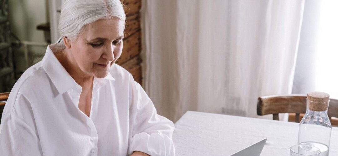 Personas mayores en casa: trabajo y el cuidado de un adulto mayor