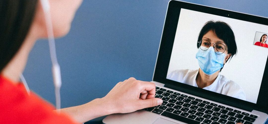 Teleasistencia a personas mayores, ¿cómo funciona?