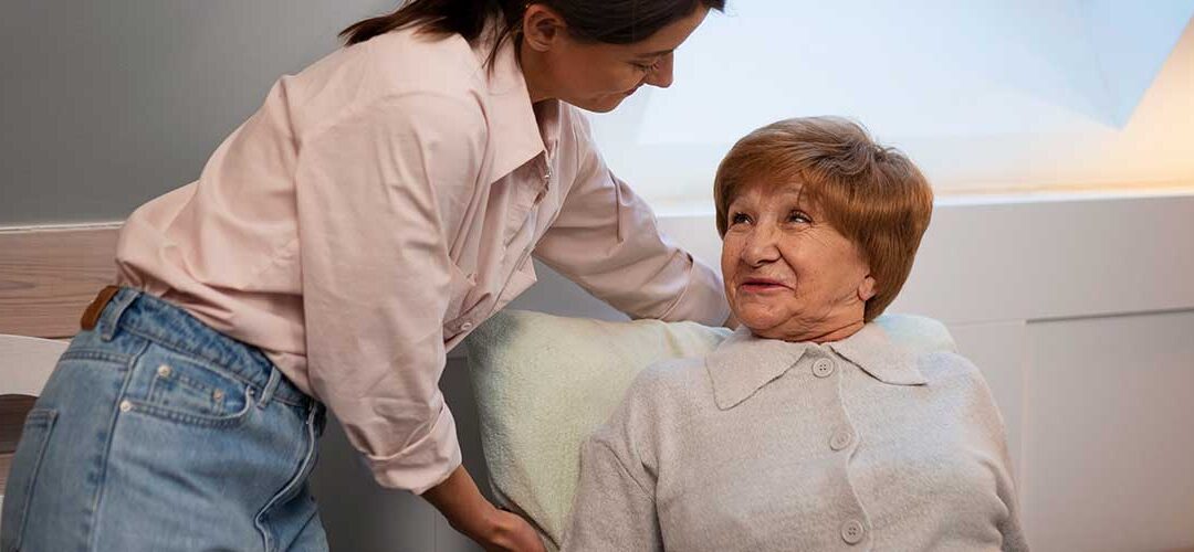 Cuidadora de Ancianos: Aspectos positivos de contratar una a través de una empresa de Ayuda a Domicilio