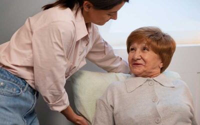 Cuidadora de Ancianos: Aspectos positivos de contratar una a través de una empresa de Ayuda a Domicilio